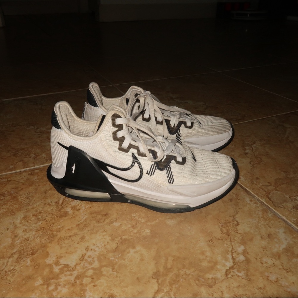 Nike LeBron Witness 6 TB Court Shoes